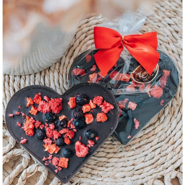 Kamila Chocolates Srdce z hořké čokolády sypané lyofilizovaným ovocem 100 g - 