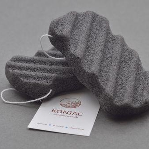 MANZANA s.r.o. KONJAC Černá konjac tělová houbička s bambusovým uhlím - 