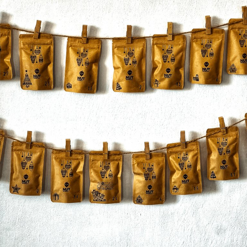 Ořechy místo čokolády. Adventní kalendář s provázkem a kolíčky překvapí každým oříškem