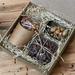 Dárková krabička plná dobrot s vlastním výběrem a vzkazem Na pozici skleničky bude?: Mandle slaný karamel 70g, V celofánku bude?: Preclíky v mléčné čokoládě 70g, V kelímku bude?: Mandle tří barevné 200g