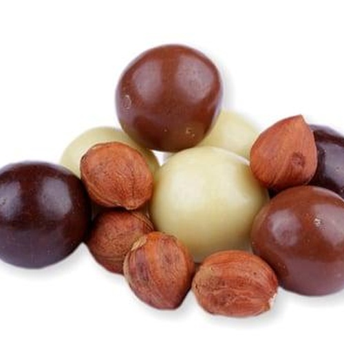 Sladké potěšení s trojí čokoládovou náloží pro dlouhodobou energii. Lískové ořechy MIX polev (hořká, mléčná, bílá čoko)  250g.