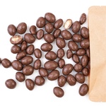 Arašídy v mléčné čokoládě 1 kg přináší spojení zdravých tuků a okouzlující chuti