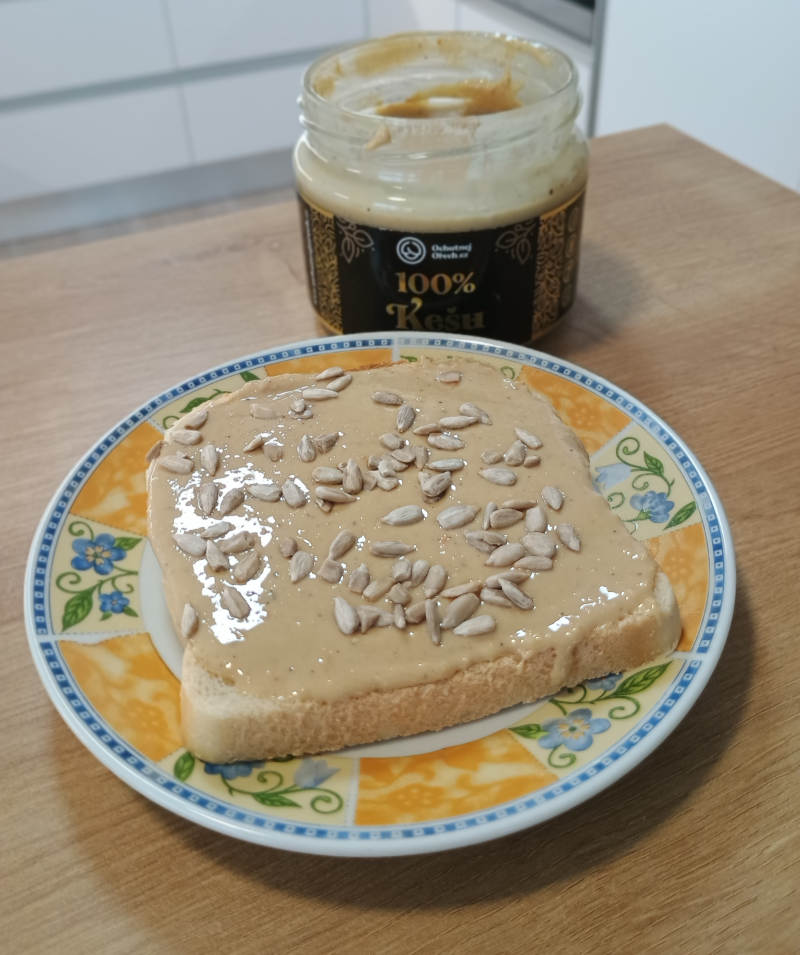 Toast s kešu máslem a slunečnicovými semínky